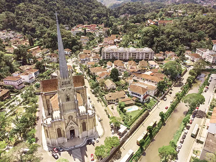 catedral de petropolis na foto com drone